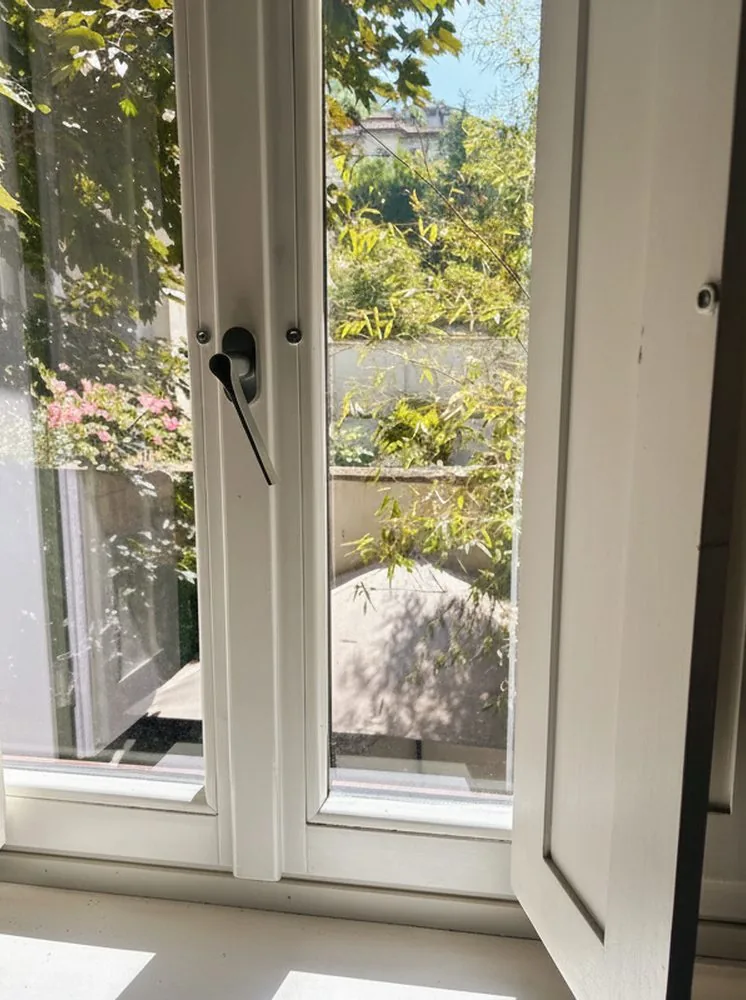 Porta finestra aperta verso l'esterno