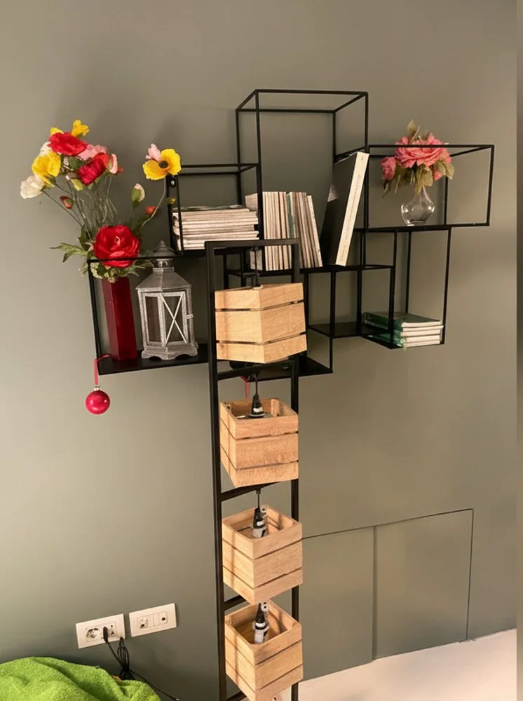 Scaffale decorativo con fiori nella zona giorno