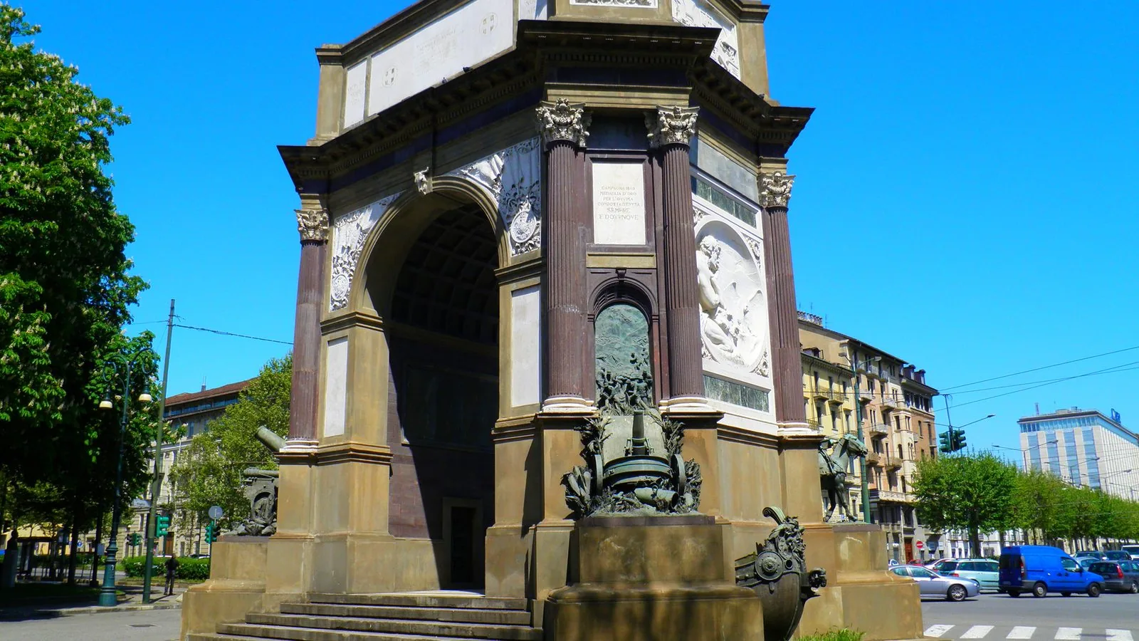 L'Arco del Valentino, monumento all'Arma di Artiglieria, in una giornata di sole