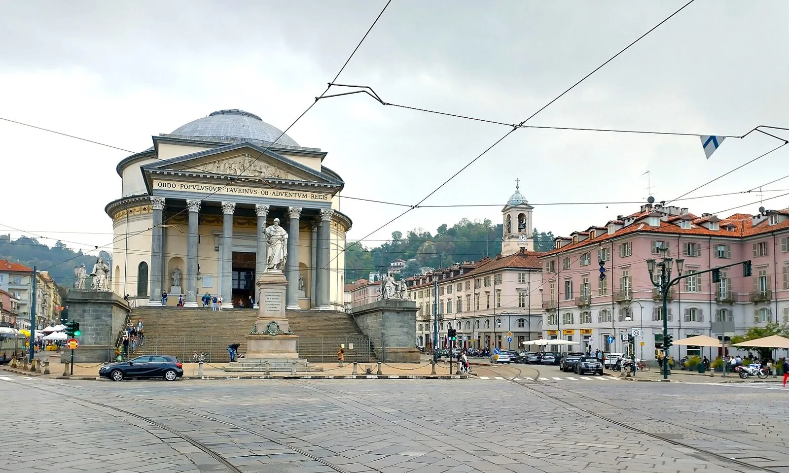 La Chiesa della Gran Madre di Dio con il pronao a colonne e la scalinata, sulla piazza omonima, con la collina di Torino sullo sfondo