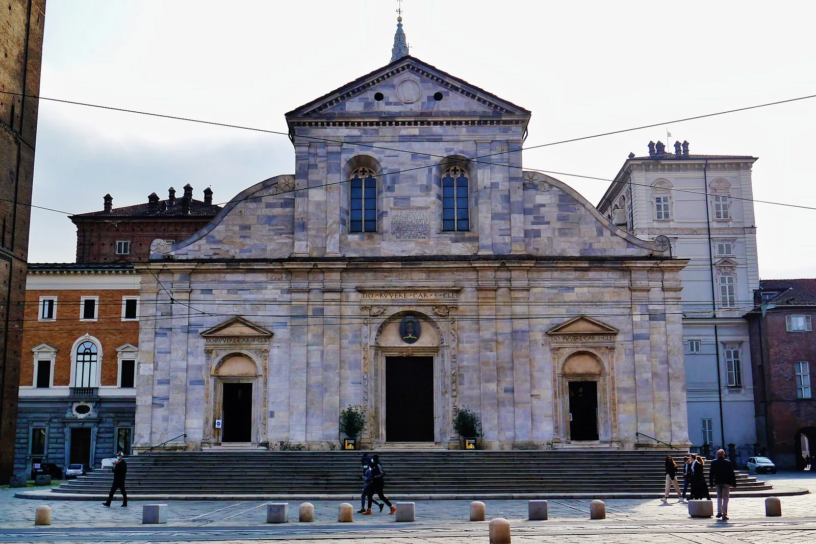 La facciata rinascimentale in marmo chiaro del Duomo di Torino, Cattedrale di San Giovanni Battista, con la scalinata e la piazza davanti