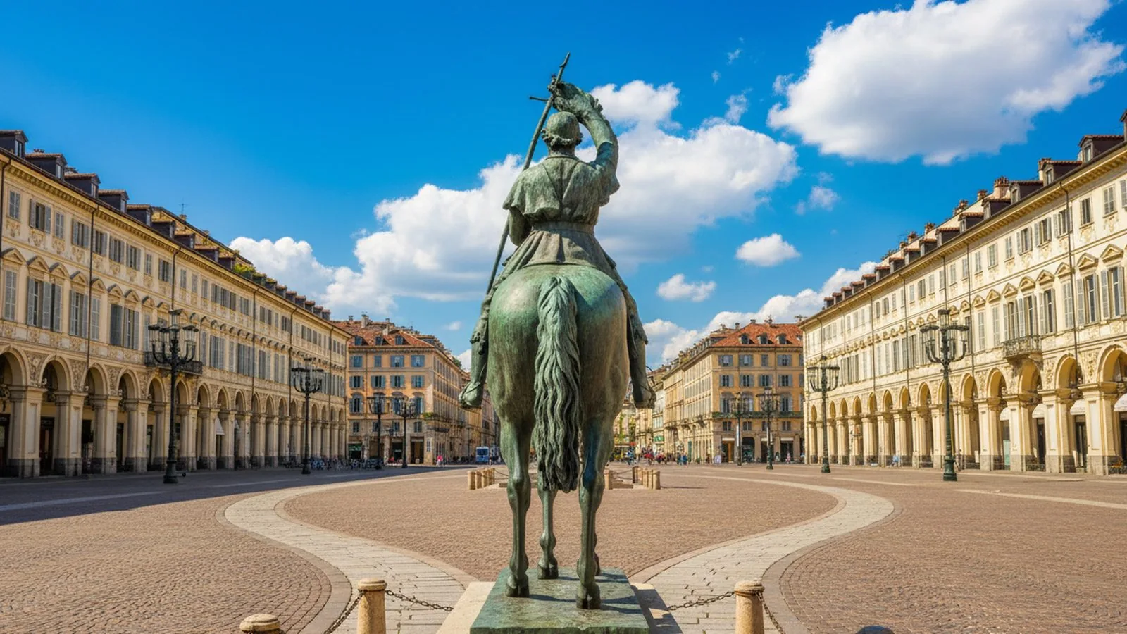 Piazza San Carlo con la statua equestre al centro e i palazzi porticati